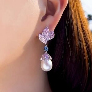 Pearl drop earrings with crystals